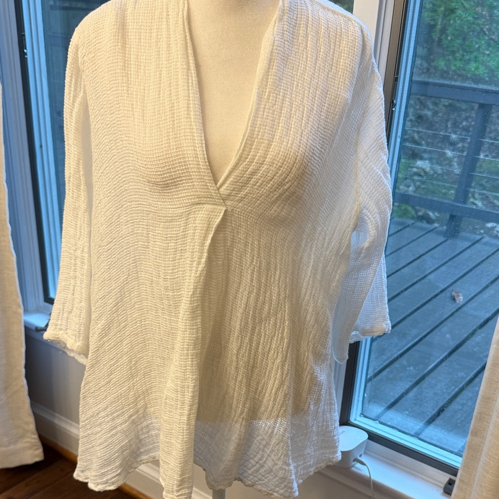Cobblestone Living White Textured Top